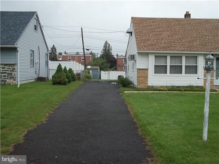 893 Morefield Road Philadelphia, PA 19115 - Photo 2 of 13