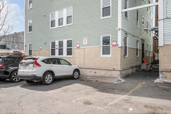 $2,250 | 50 1/2 Common Street, Unit 3, Lawrence, MA 01840