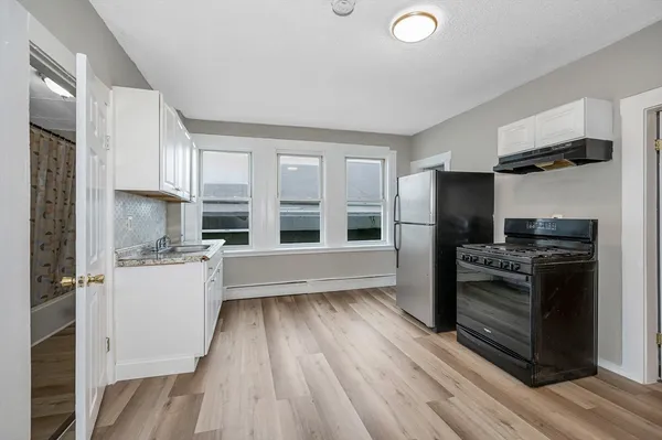 $2,250 | 50 1/2 Common Street, Unit 3, Lawrence, MA 01840
