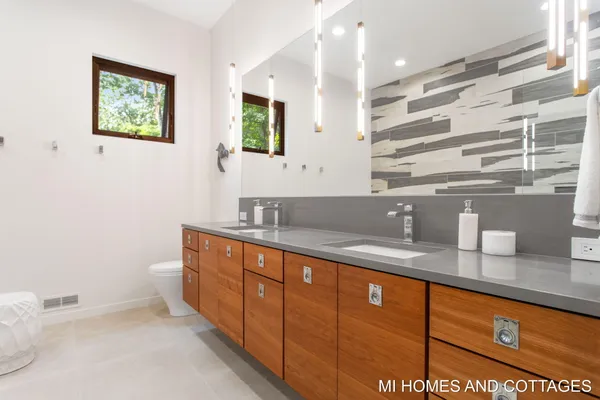 $2,750,000 | 371 Dunegrass Cir Drive, Saugatuck, MI 49453