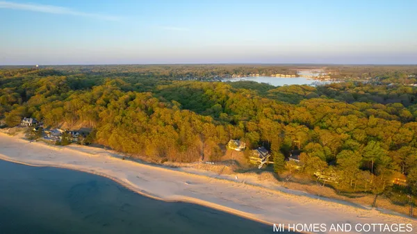 $2,750,000 | 371 Dunegrass Cir Drive, Saugatuck, MI 49453