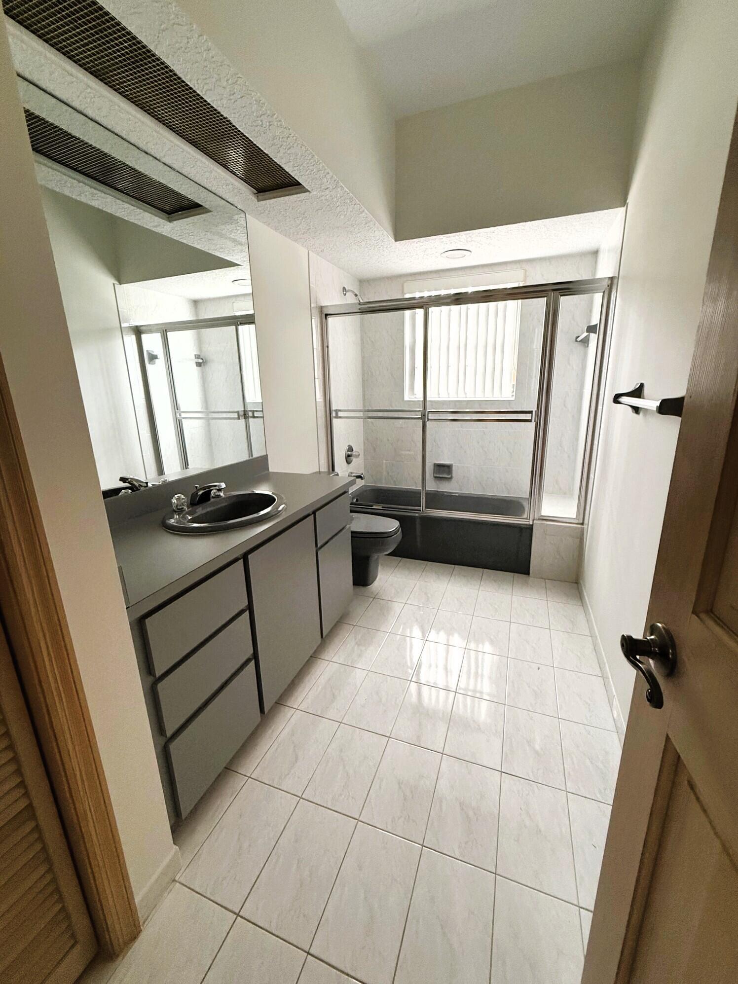 4 Lochwick Road Palm Beach Gardens, FL 33418 - Photo 21 of 35 Guest Bath