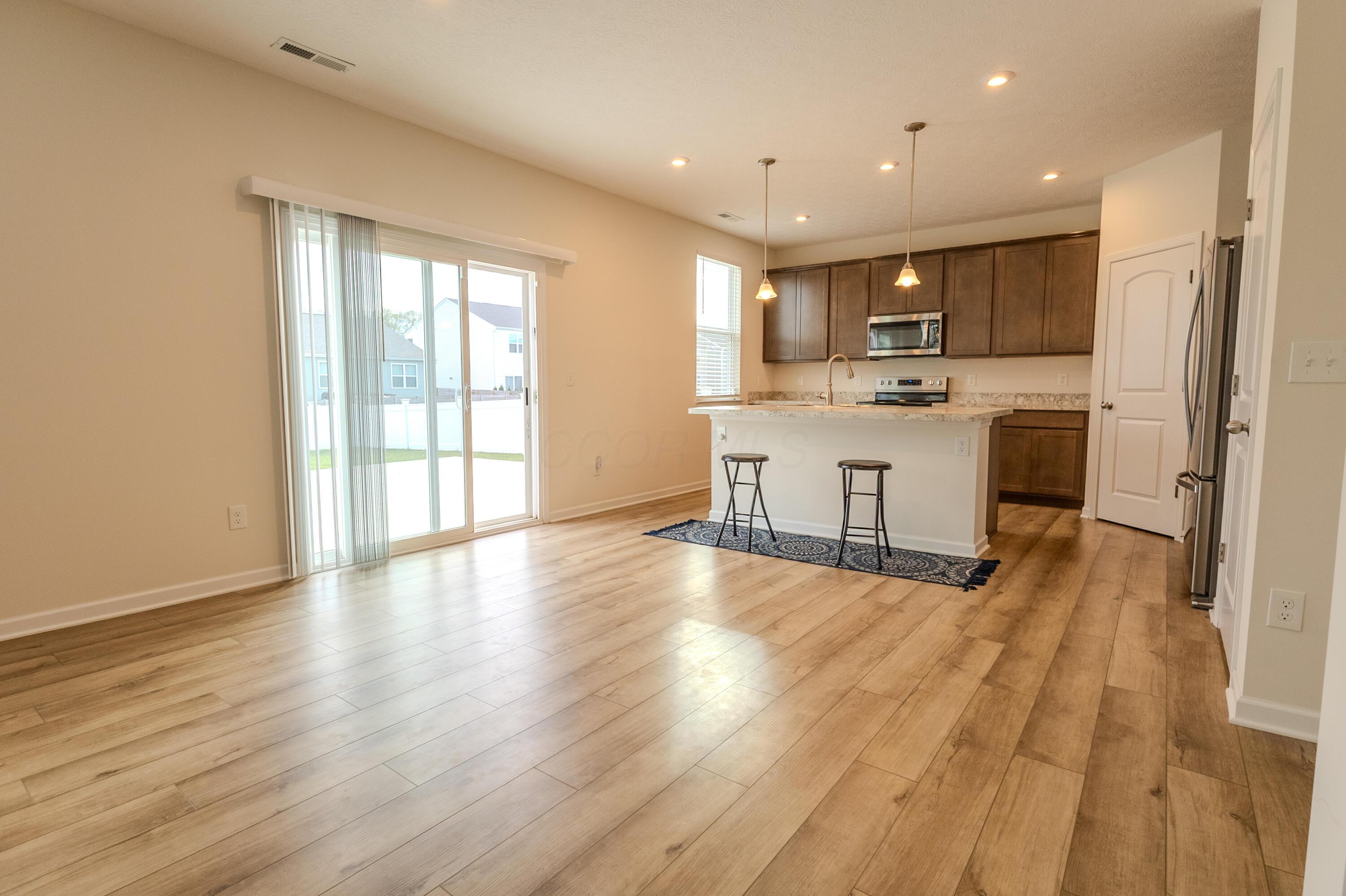 307 Honeysuckle Road Ashville, OH 43103 - Photo 11 of 37 Eating Area & Kitchen
