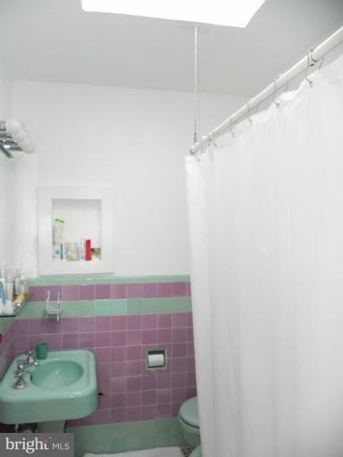 3610 Elkader Road Baltimore, MD 21218 - Photo 8 of 26 Hall Bath