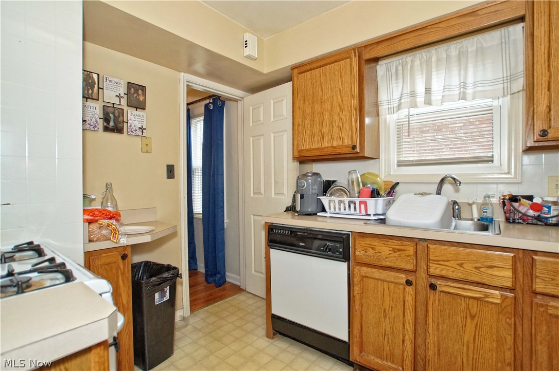 4218 Ellison Road Cleveland, OH 44121 - Photo 7 of 31