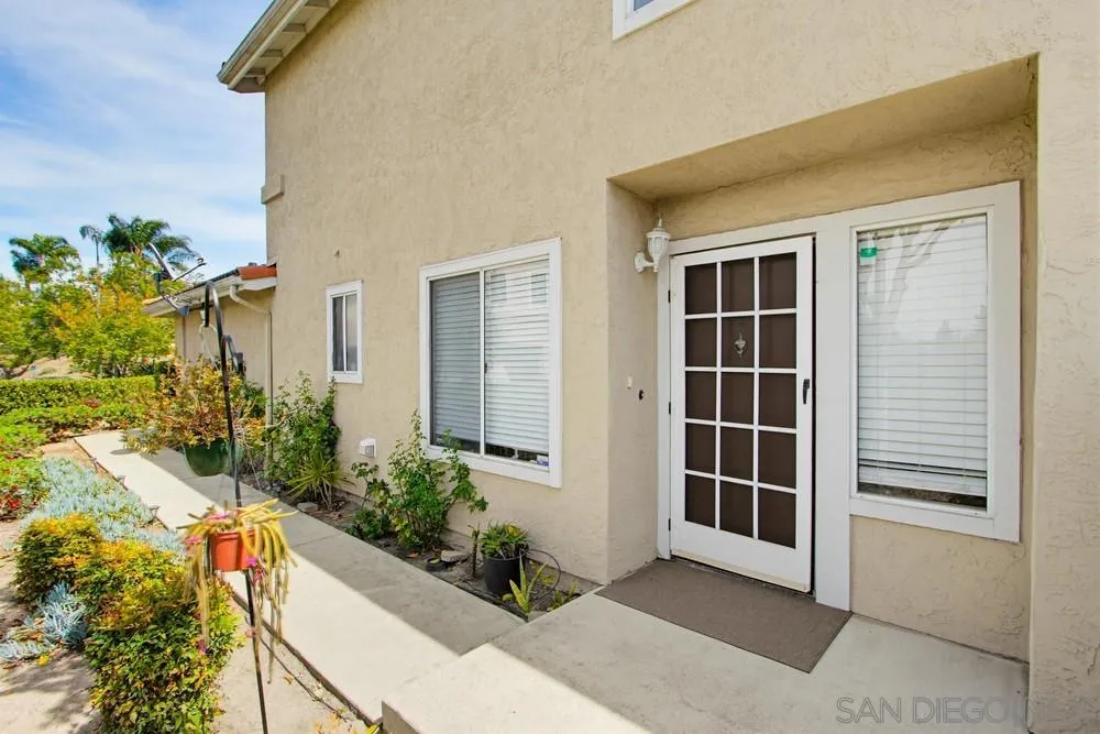 340 Ferrara Way Vista, CA 92083 - Photo 4 of 41