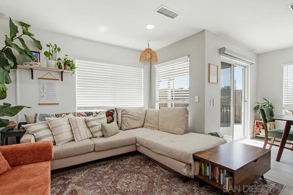 340 Ferrara Way Vista, CA 92083 - Photo 6 of 41