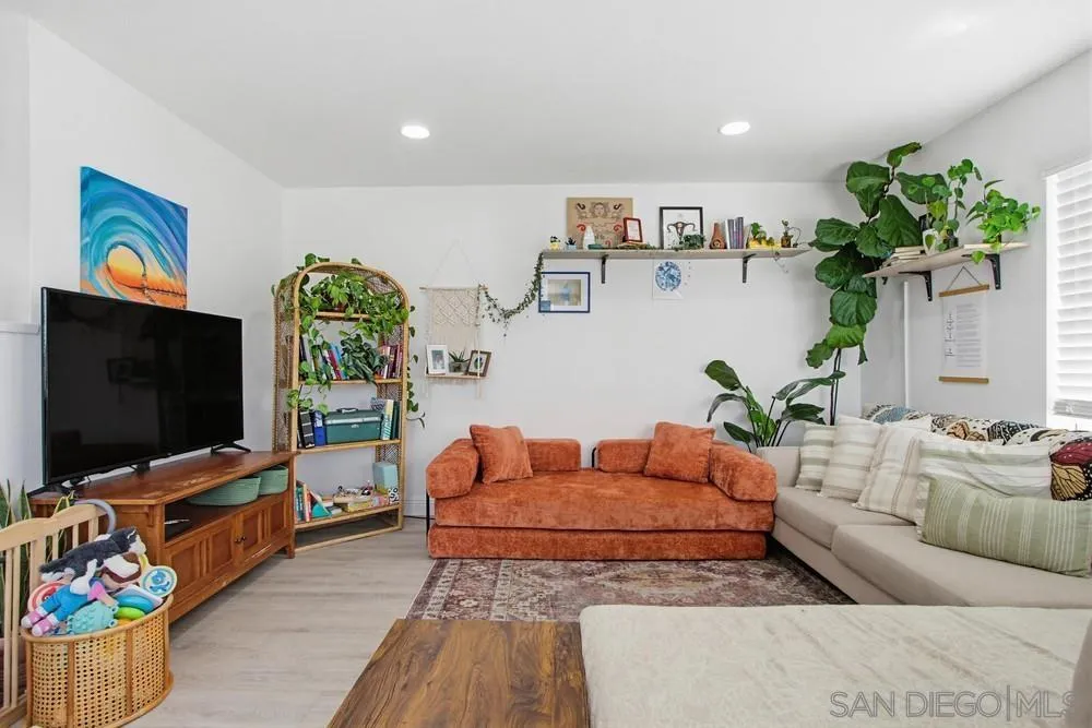 340 Ferrara Way Vista, CA 92083 - Photo 7 of 41