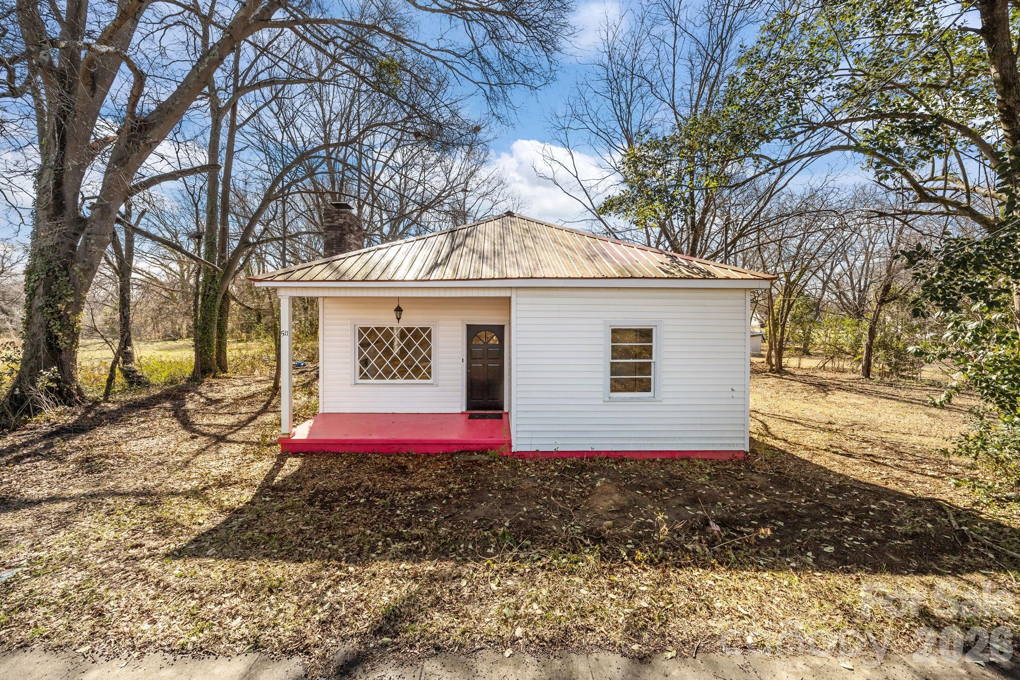 511 East Trade Street Dallas, NC 28034 - Photo 3 of 16 a front view of house with yard