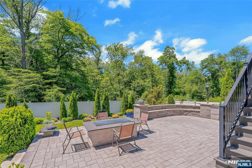 697 Terrace Drive Paramus, NJ 07652 - Photo 27 of 30