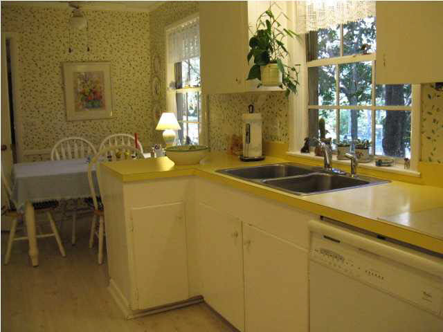 5475 Ridgewood Road Jackson, MS 39211 - Photo 13 of 27 Kitchen with eat in area.