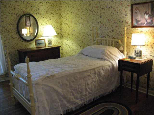 5475 Ridgewood Road Jackson, MS 39211 - Photo 16 of 27 Guest room.