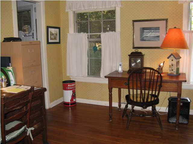 5475 Ridgewood Road Jackson, MS 39211 - Photo 18 of 27 Another bedroom used as an office.