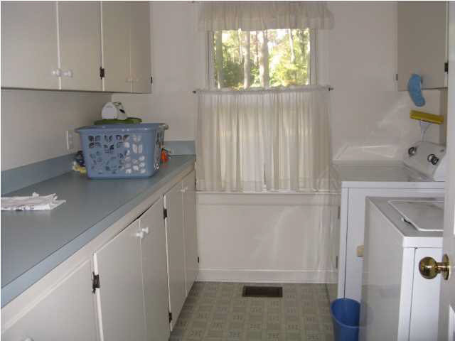 5475 Ridgewood Road Jackson, MS 39211 - Photo 19 of 27 Laundry room.