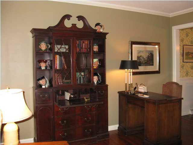 5475 Ridgewood Road Jackson, MS 39211 - Photo 6 of 27 Another view of living room.