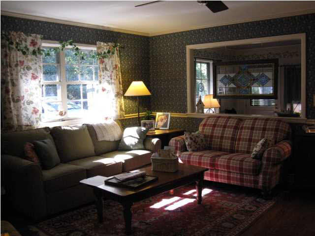 5475 Ridgewood Road Jackson, MS 39211 - Photo 10 of 27 Gathering room off the back entrance.