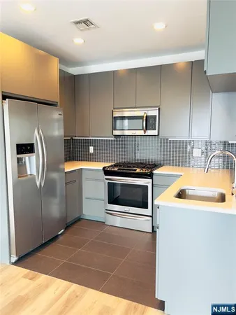 $2,300 | 1 Executive Drive, Unit 407, Fort Lee, NJ 07024