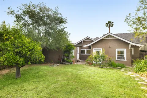 a view of a house with backyard and garden