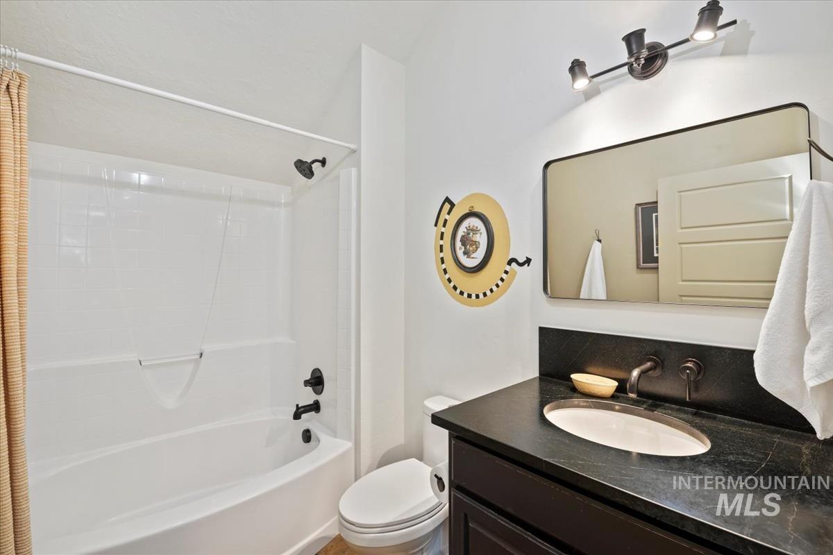 11326 West Rio Road Caldwell, ID 83607 - Photo 25 of 50 Bathroom with shower / bath combo and vanity