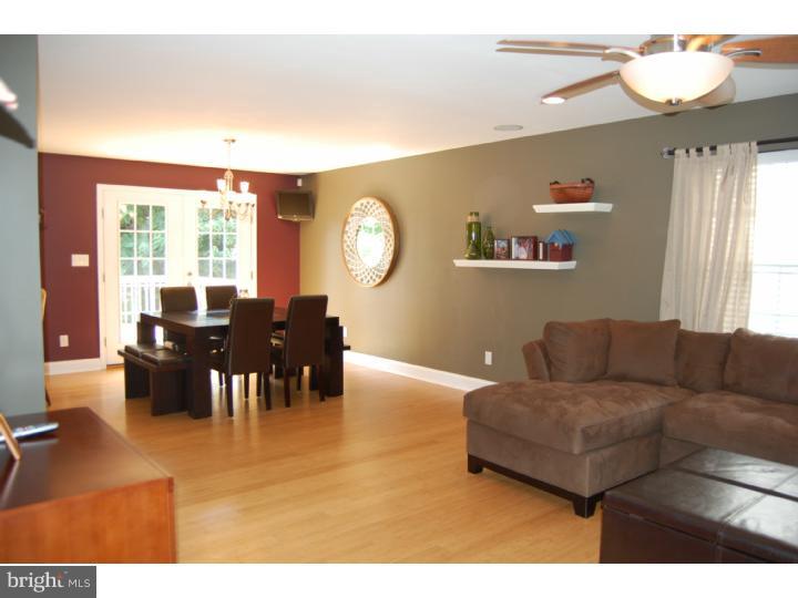 401 Private Road Woodlyn, PA 19094 - Photo 4 of 25 Living Room