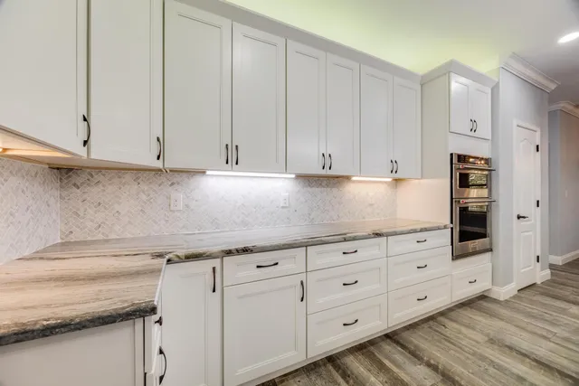 an empty room with closet and a ceiling fan
