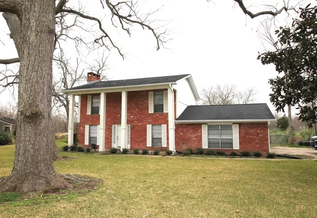 a front view of house with yard