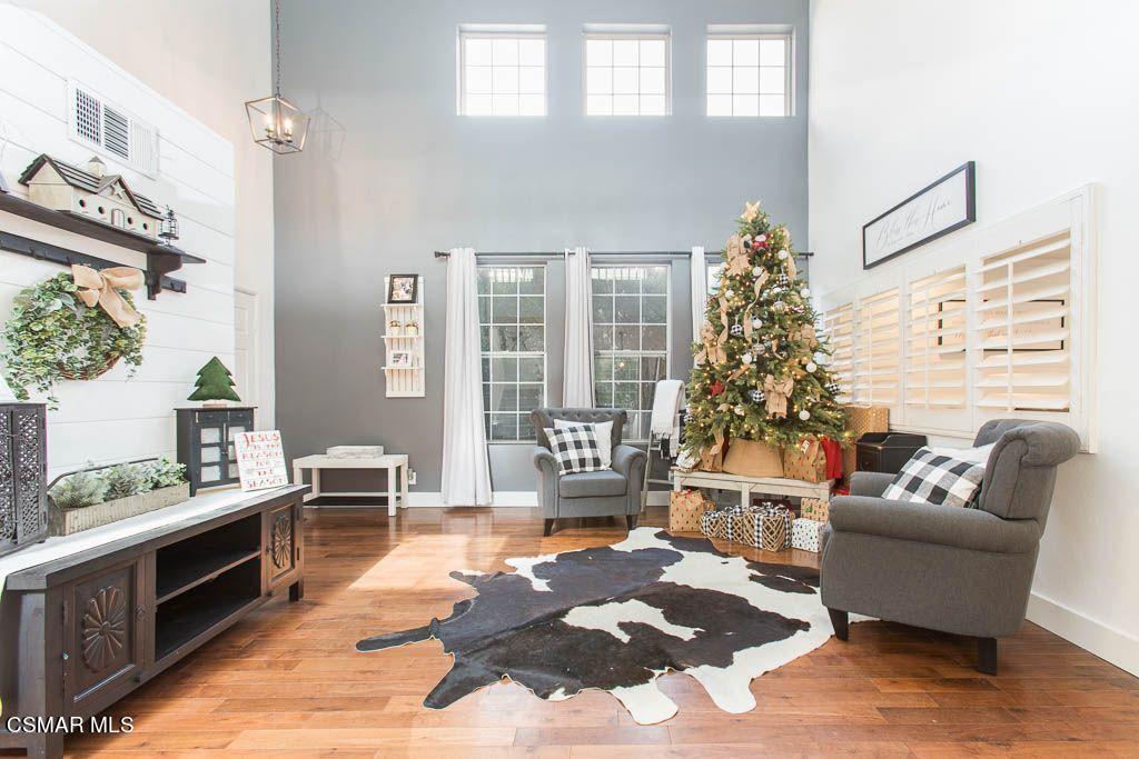 1752 Empty Saddle Road Simi Valley, CA 93063 - Photo 20 of 34 a living room with furniture and a potted plant