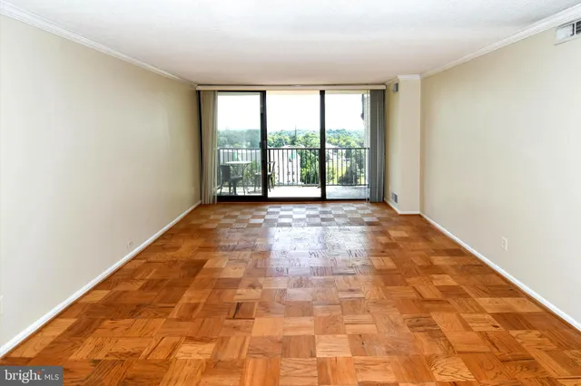 a view of empty room with window