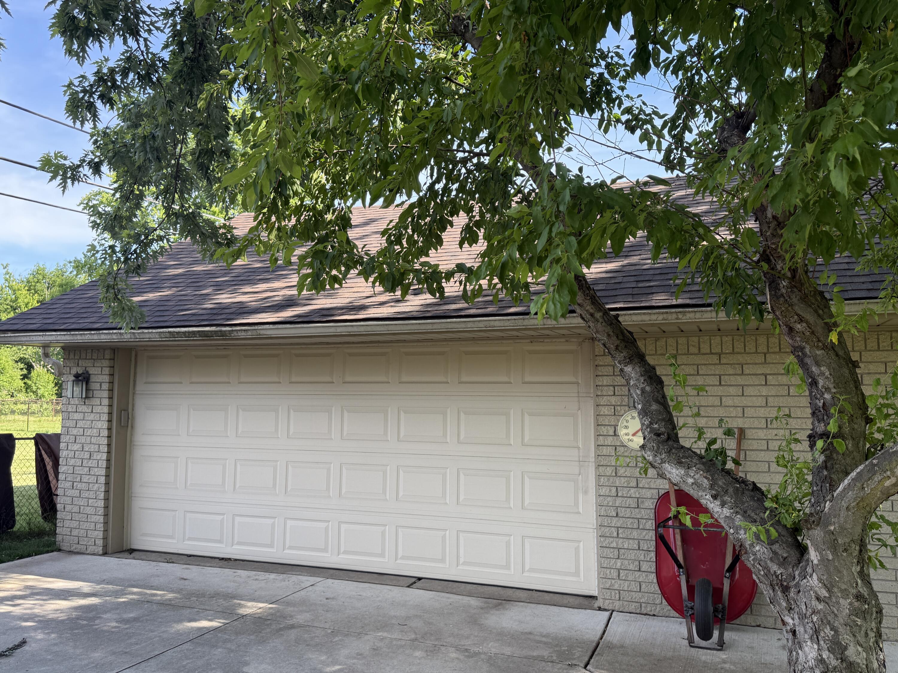 2060 Oakcrest Road Sterling Heights, MI 48310 - Photo 5 of 18 04