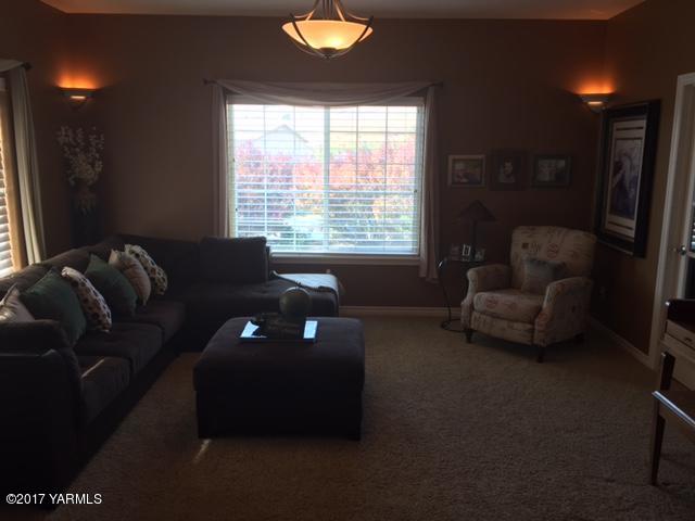 307 Warrior Road Yakima, WA 98901 - Photo 22 of 38 a living room with furniture and a window