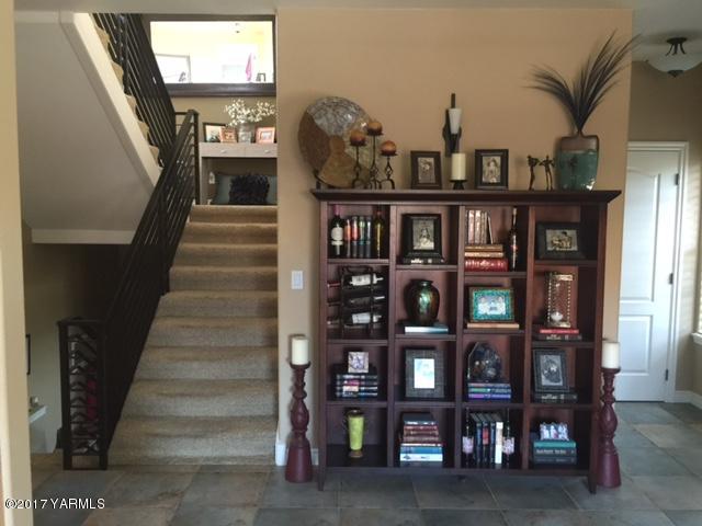 307 Warrior Road Yakima, WA 98901 - Photo 8 of 38 a view of entryway and hall