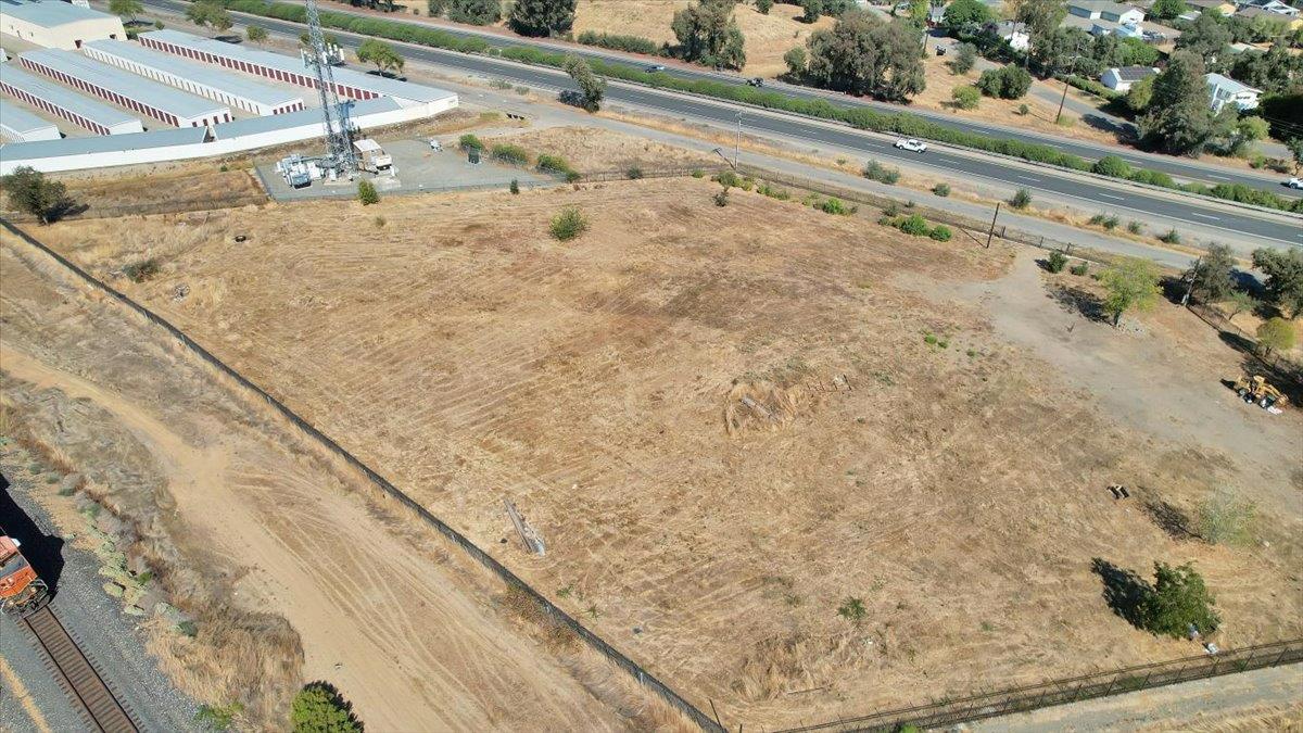 5644 Chestnut Road Olivehurst, CA 95961 - Photo 13 of 25 a view of a dry yard with wooden fence