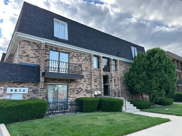 $2,000 | 9830 Sayre Avenue, Unit 13, Chicago Ridge, IL 60415