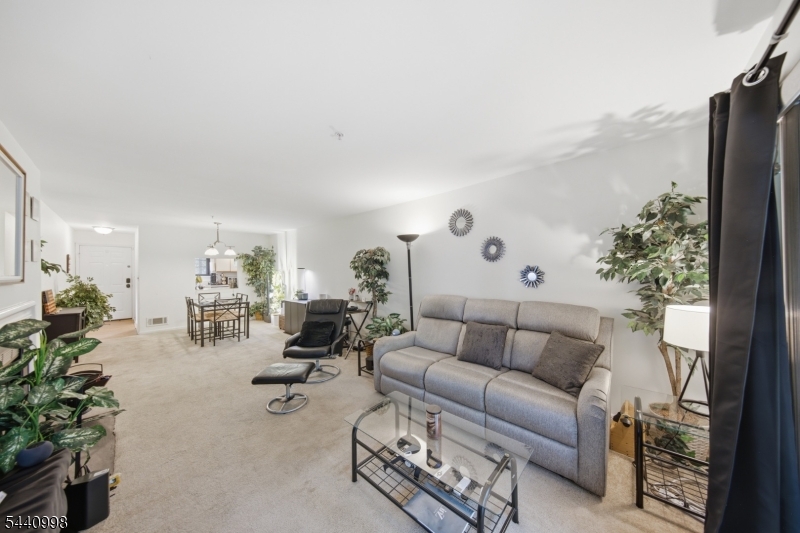 609 Mark Twain Way Mahwah, NJ 07430 - Photo 8 of 40 a living room with furniture