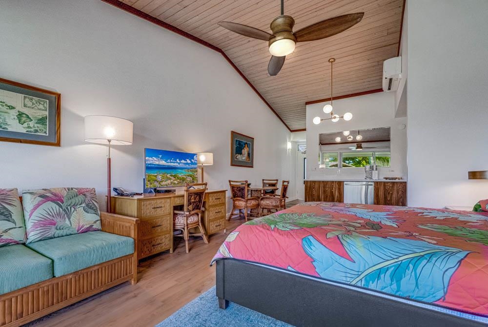 5315 Lower Honoapiilani Road, Unit C217 Lahaina, HI 96761 - Photo 8 of 26 a bed room with bed and balcony