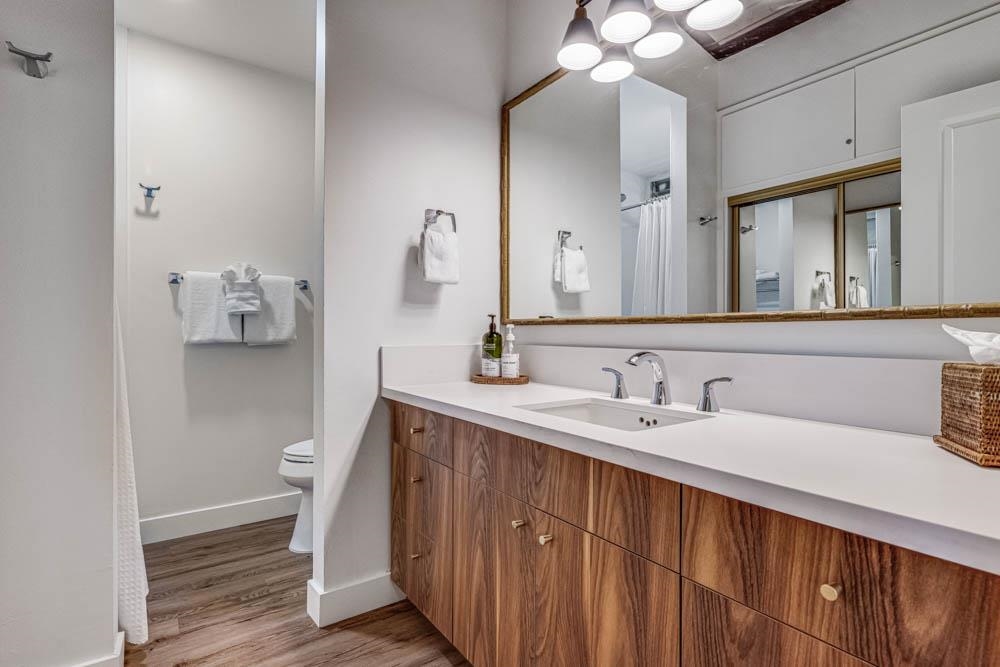 5315 Lower Honoapiilani Road, Unit C217 Lahaina, HI 96761 - Photo 9 of 26 a bathroom with a sink and a mirror