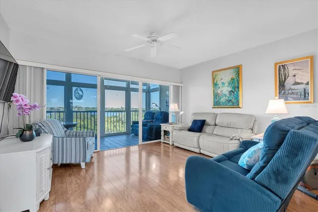 $315,000 | 6315 Shoreline Drive, Unit 3307, Seminole, FL 33708