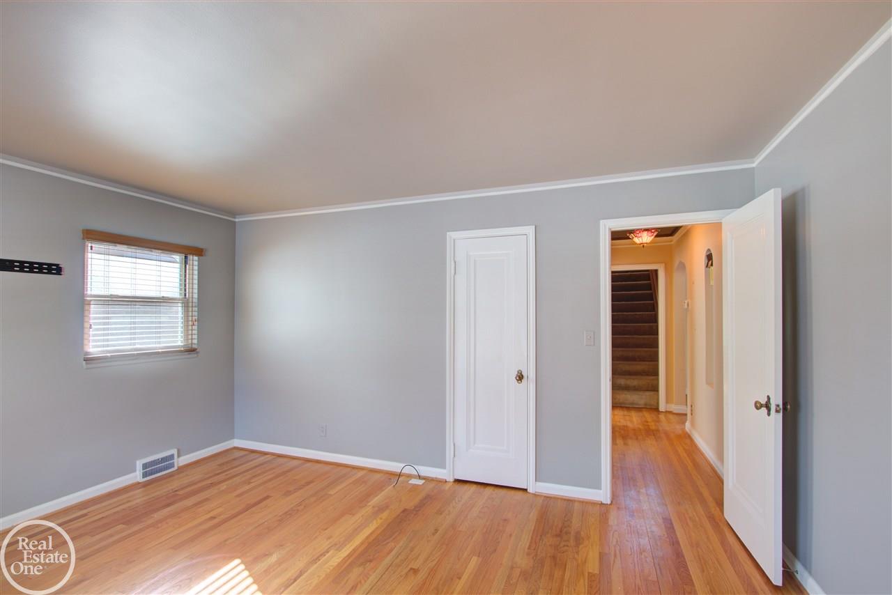 865 Barrington Road Grosse Pointe, MI 48230 - Photo 27 of 43 31370057-26.JPG
