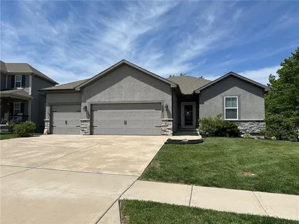 $445,000 | 605 Southeast Colonial Drive, Blue Springs, MO 64014