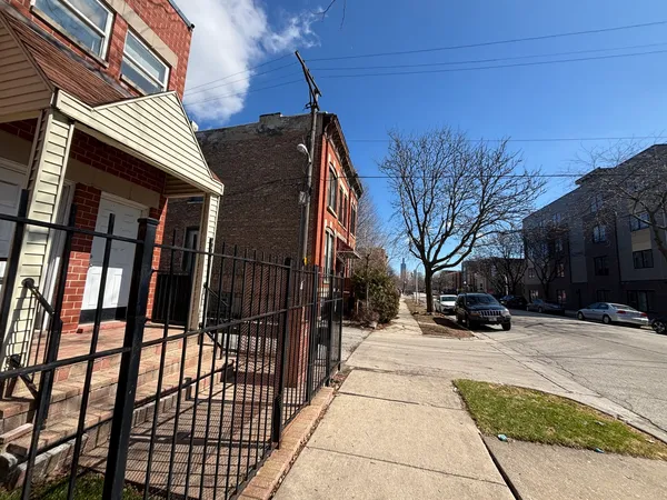 $2,300 | 2216 West Adams Street, Unit 2, Chicago, IL 60612