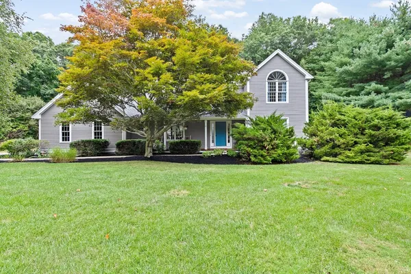 a view of a house with backyard and garden