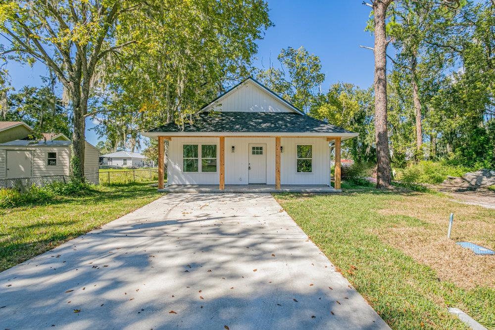 2885 North 8th Street St. Augustine, FL 32084 - Photo 2 of 35 a view of a yard in front of a house with plants and large tree