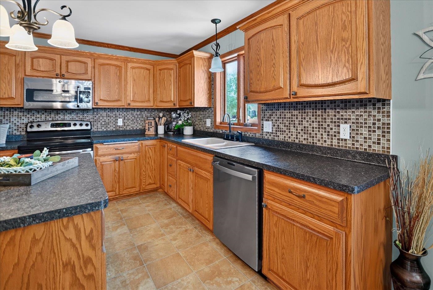 606 Cobblestone Way Watertown, WI 53094 - Photo 19 of 54