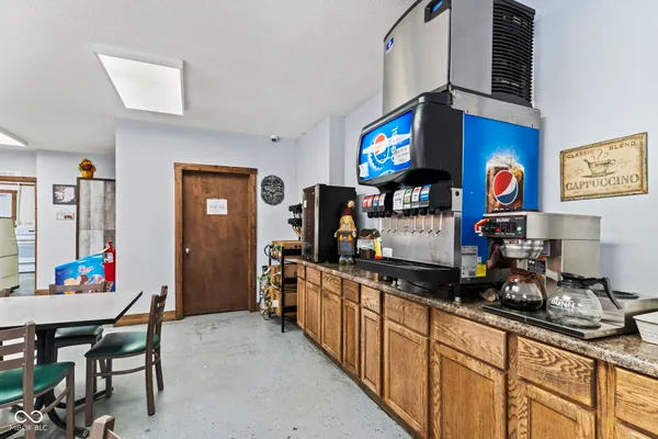 $370,000 | 8545 South State Highway, Commiskey, IN 47227