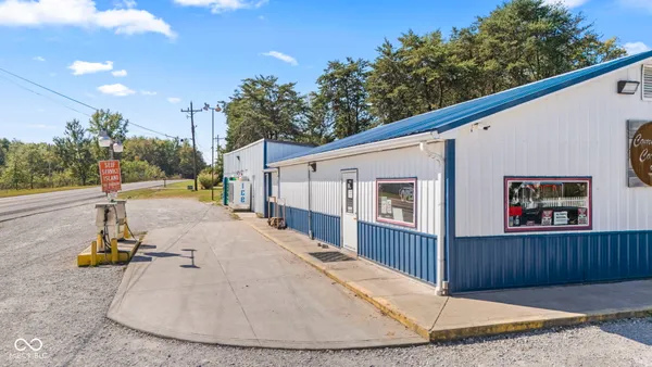 $370,000 | 8545 South State Highway, Commiskey, IN 47227