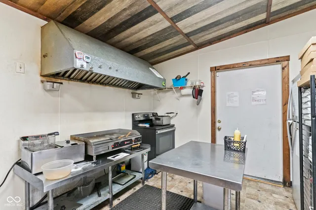 $379,900 | 8545 South State Highway, Commiskey, IN 47227