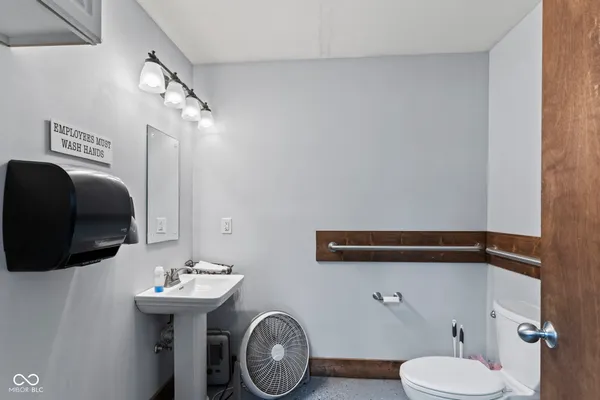 $370,000 | 8545 South State Highway, Commiskey, IN 47227