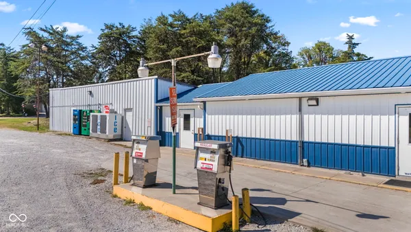 $370,000 | 8545 South State Highway, Commiskey, IN 47227