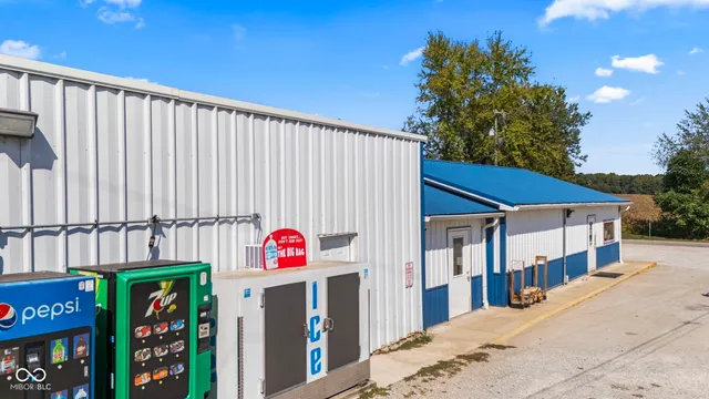 $379,900 | 8545 South State Highway, Commiskey, IN 47227