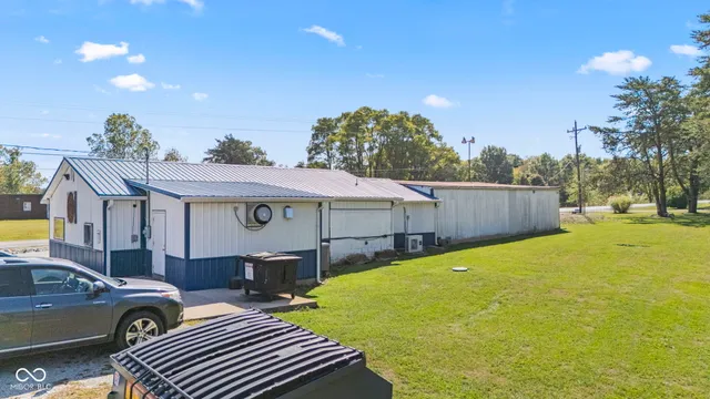 $379,900 | 8545 South State Highway, Commiskey, IN 47227